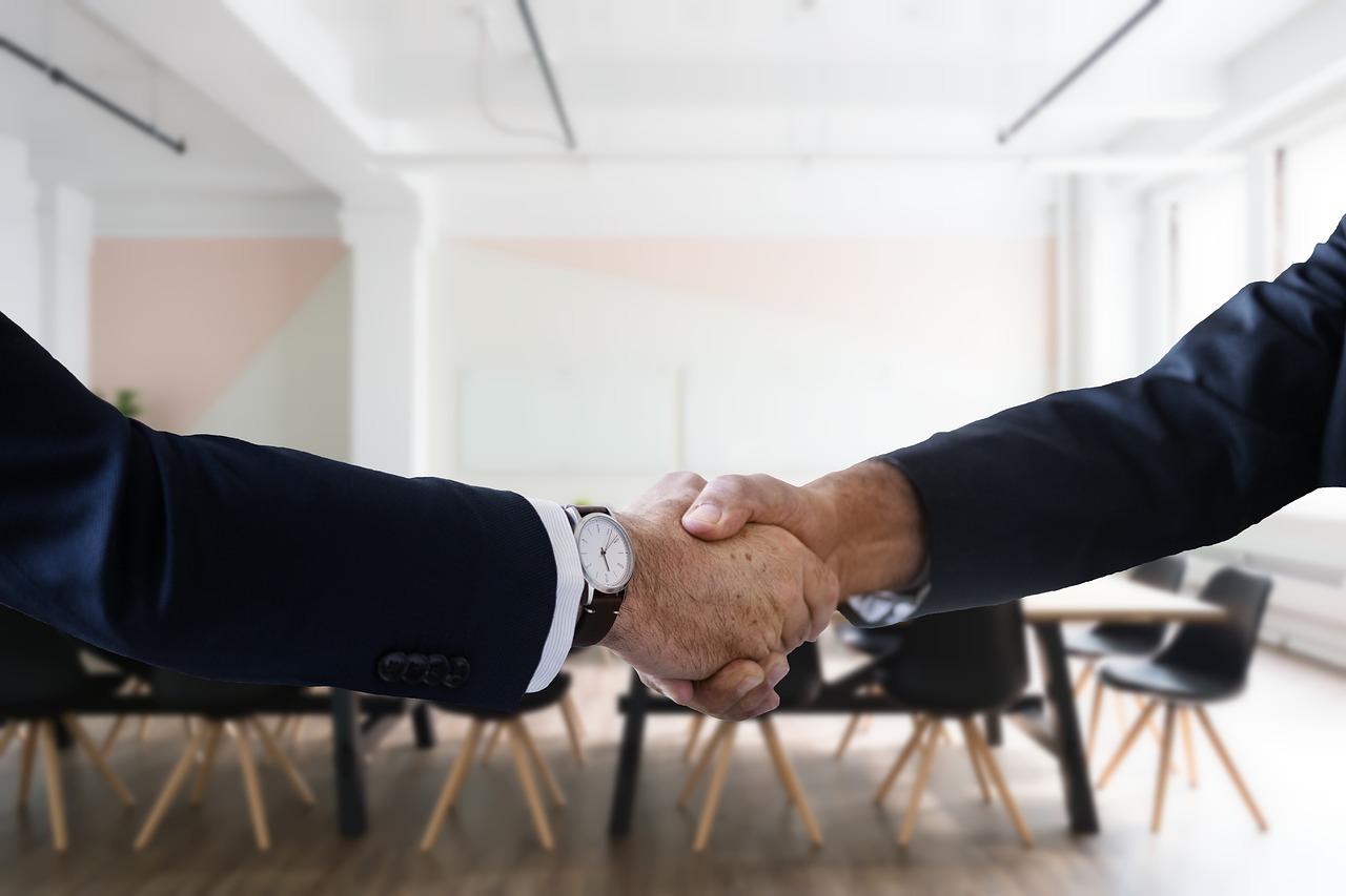 How to Introduce Yourself in an Interview in English (With Examples)
