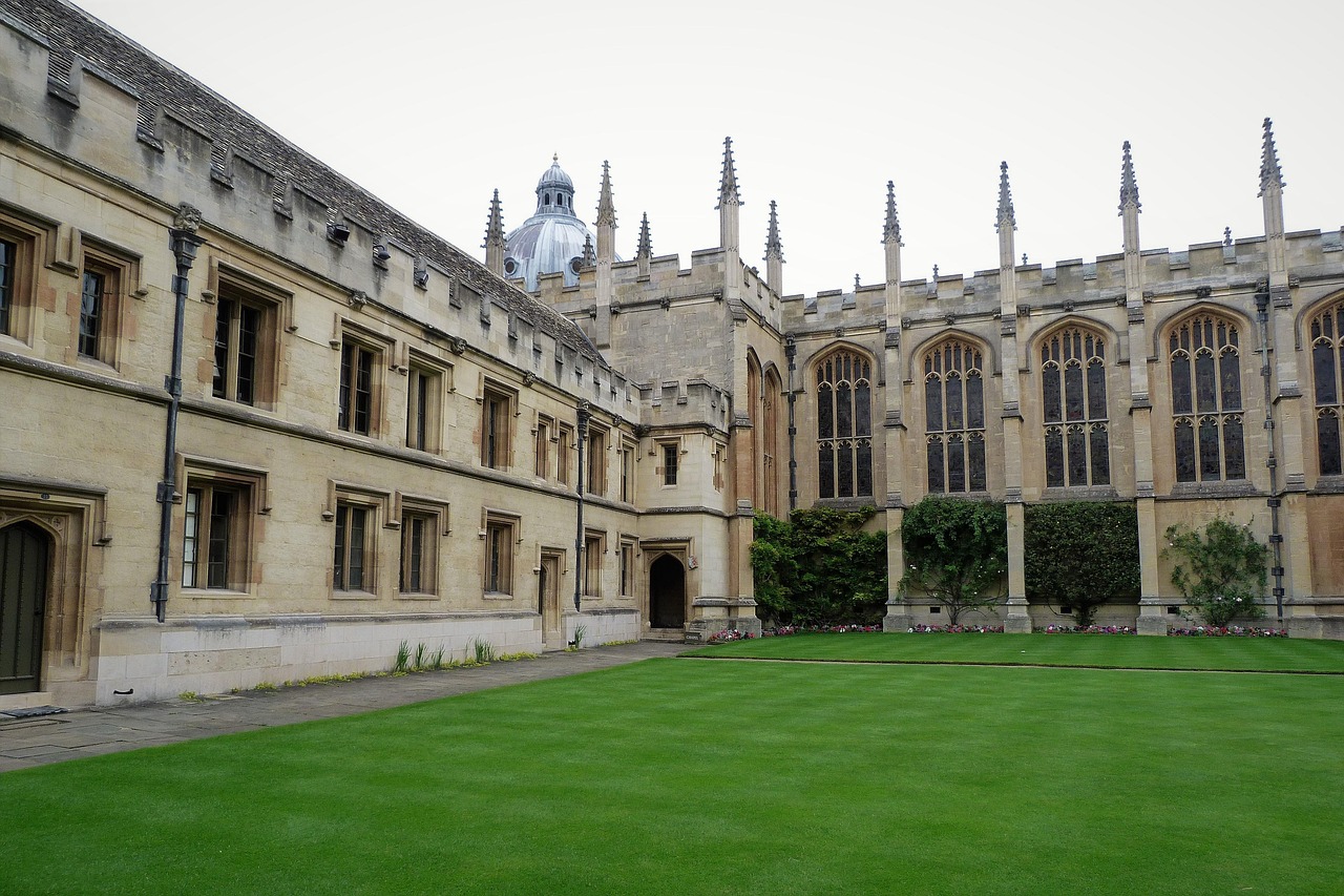 The Oxford Comma Debate: Complete Guide to Serial Comma Rules (With 50+ Examples)